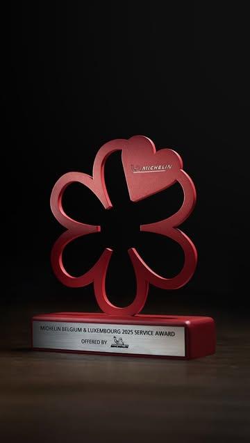 Cette année, le Guide Michelin a décerné à notre équipe de salle le prix «Service Award 2025 – Team Bozar Restaurant».

Grâce à leur savoir-faire et à leur engagement, nous visons l’excellence et cherchons à créer des moments qui ont du sens.
À leurs côtés, nous avançons pas à pas et construisons ce qui nous est essentiel :
bienveillance, authenticité, professionnalisme.
Merci La Dream Team ♥️♥️♥️

🇬🇧 This year, the Michelin Guide awarded our front-of-house team the «Service Award 2025 – Team Bozar Restaurant».

Through their expertise and dedication, we strive for excellence while creating meaningful moments.
Step by step, alongside them, we build what is essential to us:
kindness, authenticity, professionalism.
Thank you to our Dream Team ♥️♥️♥️

@vincentsibourg 
@sndrvp 
@stephhpierre 
@pelosama 
@dan_tdj 
@pa_djrd 
@leo_vdbroeck 
@axel_a_ribeiro 
@hae_won_lee 
@ercolinicassandre 
@mezni_khalil1 

🎥 Thank you @anthonyflorio for capturing these precious moments.

#serviceaward #michelinbelgium2025 #dreamteam #teambozarrestaurant #teampower #bozarrestaurantpower #bozarrestaurant #karentorosyan #michelinguide