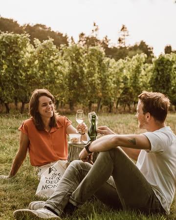 𝐂𝐡𝐞𝐞𝐫𝐬 𝐭𝐨 𝐭𝐡𝐞 𝐰𝐞𝐞𝐤𝐞𝐧𝐝!

Op een stralend weertje, vergezeld van een 𝐬𝐭𝐫𝐞𝐞𝐤𝐠𝐞𝐛𝐨𝐧𝐝𝐞𝐧 𝐡𝐚𝐩𝐣𝐞 & 𝐝𝐫𝐚𝐧𝐤𝐣𝐞. Op genieten in de wijngaard en 𝐰𝐚𝐧𝐝𝐞𝐥𝐞𝐧 𝐥𝐚𝐧𝐠𝐬 𝐝𝐞 𝐦𝐨𝐨𝐢𝐬𝐭𝐞 𝐩𝐞𝐫𝐜𝐞𝐥𝐞𝐧.

Wandel de Entre-Deux-Monts route en geniet onderweg van jouw apero moment, met onze 𝐌𝐨𝐧𝐭𝐬 𝐀𝐩𝐞𝐫𝐨. Een schoudertas gevuld met streeklekkers én onze Wiscoutre Blanc de Blancs bubbels! 

Alle info: https://www.entre-deux-monts.be/bezoek/monts-apero/