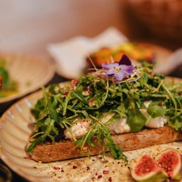 Wij houden van puur en lokaal 💛
Daarom serveren wij onze toast geitenkaas met heerlijke geitenkaas van De Volle Maan 🐐🌙
Recht van de boerderij → recht op jouw bord ✨
Wie komt ‘m testen? 😋
#jaxxzottegem #zottegem #brunchbelgie #ontbijt #toastlove