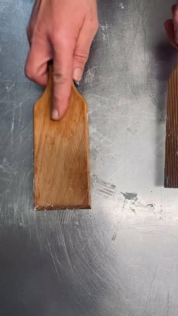 Wisten jullie al dat we af en toe verse rauwe geitenboter maken, met mondjesmaat weliswaar. Daarom noemen het ook wel ons wit goud. #geitenboter #boter #beurredechèvre #slowfood #rauwemelk