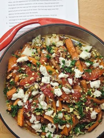 We probeerden het recept uit de culinaire nieuwsbrief van  @barbara.serulus, salade van geglaceerde wortels met bloedsinaas en kardemom. We voegden onze geta toe en proefden dat het heerlijk was! #geta #feta #recept #geitenkaas #biologisch
