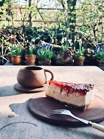 Zin om een terrasje te doen, wij hebben een plekje voor jou. #kaastaart #koffie #ijs #vlaamseardennen #biologisch