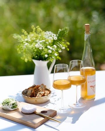 Geitenkaas. Wijn. En op de achtergrond je buren — een kudde geiten in de wei. 
Bij De Volle Maan in Sint-Lievens-Houtem is de boerderij geen decor, het is de beleving. Je ontbijt met verse producten van de boerderij, je proeft geitenkaas die letterlijk van om de hoek komt — en geloof me, die is heerlijk.

Een leuke 📷-opdracht! 

📍 @de_volle_maan, Sint-Lievens-Houtem
🔗 devollemaan.be

#toerismeoostvlaanderen #indevlaamseardennen #geitenboerderij #devollemaangeitenboerderij #vlaamseardennen #interieurfotografie #sfeerfotografie #geitenkaas #biekebruggeman #vlaanderenvakantieland 

@indevlaamseardennen