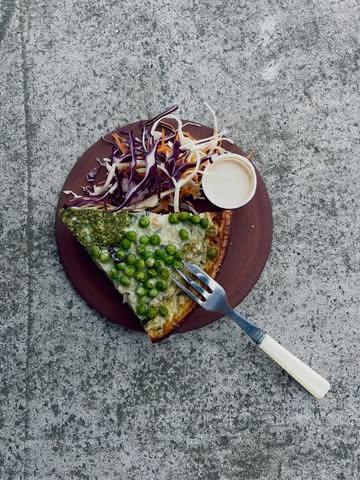 Deze week in ons winkeltje: Bloemkooltaart met onze geta, afgewerkt met erwtjes en een koolsla met tahindressing @freshandveggie_ .Hiervan kunnen jullie ook ter plaatste genieten op ons terrasje. #quiche #terras #lunch #vlaamseardennen #biologisch