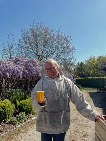 Wisten jullie dat boer Bart ook imker is? 7 jaar geleden maakte hij zijn droom waar. Sindsdien maakt hij elke woensdagnamiddag vrij om onze bijenvolken met veel toewijding te verzorgen. 

De eerste lentehoning van dit jaar werd vorige week geslingerd. Kom je zelf de pure smaak ontdekken? #honing #imker #honingvandeimker #vlaamseardennen #koudgeslingerd