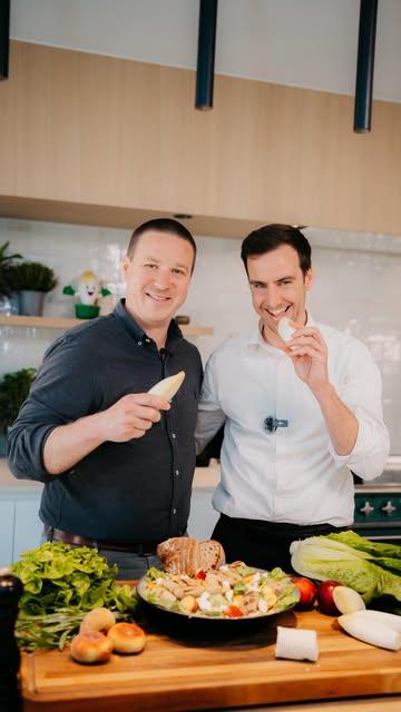 Vandaag in Kitchen Witlof, een zomerse recept: een salade met witloof, gegrilde perzik & geitenkaas.

Zo maak je het:

🍑 Snij en grill de perziken
🥄 Snij en grill de witte pensen
🥬 Snij het witloof in de lengte
🥗 Gebruik sla als basis
✨ Voeg perzik, geitenkaas & olijfolie toe
🍞 Werk af met witte pensen en sneetjes brood

Simpel, snel en verrassend lekker. 
Volg voor meer recepten witlof.