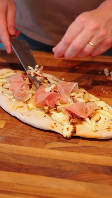 🍕 Easy peasy pizza met een Belgisch tintje! Vandaag in de Kitchen Witlof: een verrassende pizza met witloof, peer, appel & Ganda ham.  Zo maak je het:
🌡️ Verwarm de oven voor op 220°
🍞 Kneed het pizzadeeg (of neem @pizza_bol dat is kant en klaar)
🥬 Stoof het gesneden witloof aan
🥄 Maak de basis met zure room & geitenkaas
🍐🍏 Snij verse peer en appel
🍕 Beleg de pizza met de basis, witloof, peer & appel
⏱️ Zet even in de oven
🥩 Voeg Ganda ham & nootjes toe en bak tot goudbruin

Volg voor meer recepten. #foodie #flemishfoodie #belgischekost #witloof #mrchicon @joerydl