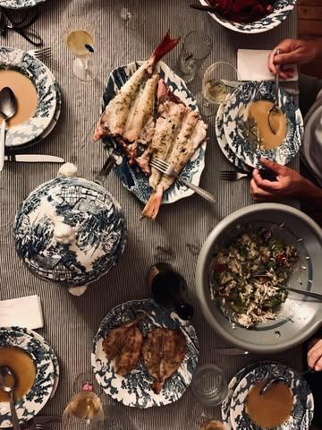 Tijdens onze jaarlijkse vakantie bezochten we vrienden in Bretagne. In ‘t echt nog een pak mooier dan verwacht, zo blijkt. We kookten er samen verse spinkrab met pruimen uit hun tuin. Aten boekweit pannenkoeken met heerlijk gezouten boter in de lokale crêperie. 

Langs de wegen stond de wilde venkel volop in bloei en de markten werden overspoeld met vers fruit, heerlijke tomaten en aubergines.

Kortom, we gaan aan de slag met venkelzaad en spinkrab. Boekweit verwerken we in het kaasgerecht. Berenklauw, geroosterde Padron pepers, smeuïge geitenkaas, zoete maïs, Reine Claude, ...

Kom nog even lekker zomeren in Heffen, afgekruid met een vleugje Bretagne.

Warme groeten, 
Maarten, Tine en het volledige team Meteor.

——

During our annual holiday, we visited friends in Brittany. In reality, it turned out to be even more beautiful than expected. We cooked fresh spider crab with plums from the garden. We ate buckwheat pancakes with delicious salted butter at the local crêperie.

The wild fennel was in full bloom along the roads, and the markets were overflowing with fresh fruit, delicious tomatoes and eggplant.

In short, we’ll be working with fennel seeds and spider crag. We’ll use buckwheat in the cheese dish. Hogweed, roasted Padron peppers, creamy goat cheese, sweet corn, Reine Claude, ...

Come and enjoy the summer in Heffen, seasoned with a touch of Brittany.

Warm regards, 
Maarten, Tine and the entire Meteor team.