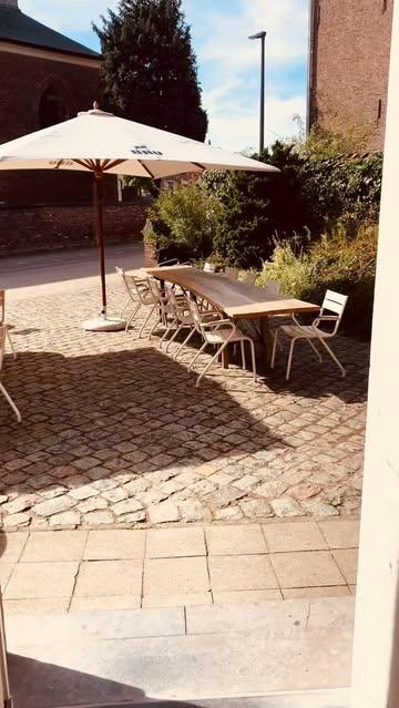 Nog even nazomeren op ons terras 💛
Zolang het weer het toelaat, blijft ons terras open. Voor een aperitief, lunch of volledig diner.
Graag tot binnenkort!

———

Enjoy the last days of summer on our terrace 💛
As long as the weather allows, our terrace will remain open. For an aperitif, lunch, or a full dinner.
We look forward to seeing you soon!