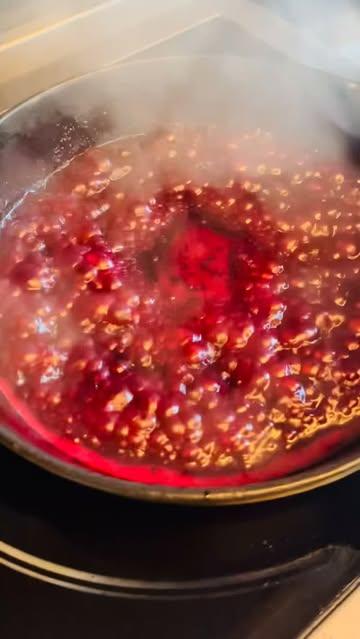 Wildseizoen!
Gereduceerd bietensap met fond van wilde eend.

Game season!
Reduced beetroot juice with wild duck stock.