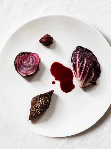 Geroosterde hazenrug, gekonfijte -billen met hazenpaté, tartaar en een met bietenmelasse verrijkte jus. Met palmkool, groene linze miso en eekhoorntjesbrood crème gevulde radicchio.

—————-

Roasted saddle of hare, confit leg with hare pâté, tartare, and a broth enriched with beet molasses. Served with palm kale, green lentil miso, and radicchio filled with porcini cream.