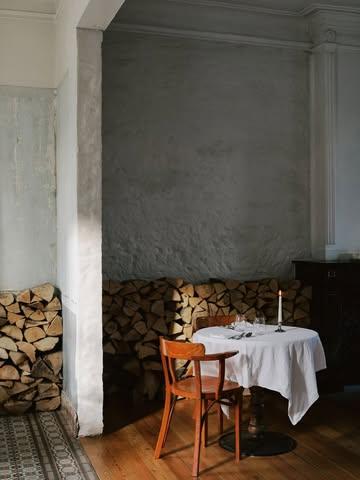 Winterzon en kaarslicht. We maken het gezellig en warm binnen op deze koudere dagen.

—————

Winter sun and candlelight. We make things cozy and warm inside on these colder days.

Foto @frederik_vercruysse 
Voor @openhousemagazine