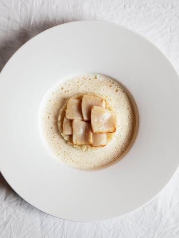 Beste gasten,

Nog maar twee weken en het winter verlof is alweer daar, maar eerst nog wat lekkers koken! We kijken ernaar uit om samen met jullie de warme en gezellige eindejaarsperiode in te zetten.

We werken met handgedoken Noorse Coquilles, trekken jus van de baarden en een gerookte crème van het koraal.
Wij verkiezen handgedoken coquilles omdat deze niet van de bodem worden gesleept met netten. Dit komt uiteraard de zeebodem en -leven ten goede, maar ook de smaak, omdat we ze minder grondig hoeven te spoelen, blijft hun ziltigheid optimaal.

Verder werken we rond roggerisotto, aardpeer van Aardig, volle grond witloof & bergamot. Krokant gegrilde bavet van dubbel doel runderen én we maken een gerecht rond verschillende kolen, winterradijs en zeewier. Dessert met Physalis van Aardig, Chilipepers van Emma en “Sweet dumpling” pompoenen van Groenlof.

Nog fijn om weten, deze laatste twee weken van het jaar zijn we nog eens open op dinsdag. 
We zijn deze maand nog open tot en met 20 december. In het nieuwe jaar starten we opnieuw op 7 januari. 

We verwelkomen U maar al te graag in onze met kaarsen verlichte Pastorie. 

Warme groeten, 
Maarten, Tine en Team Meteor

———

Dear guests,

With just two weeks until winter break, we’re excited to serve you some warm and festive dishes. We’ll be working with hand-dived Norwegian scallops, using the beards for a rich broth and the coral for smoked cream.

The menu continues with rye risotto, Jerusalem artichokes from Aardig, soil-grown Belgian endive, and bergamot. You can also look forward to grilled bavette from dual-purpose cattle and cabbages, winter radish, and seaweed. For dessert, we’ll use physalis from Aardig, chili from Emma, and “Sweet Dumpling” pumpkins from Groenlof.

We are open on Tuesdays during these final two weeks of the year, with our last service on December 20. We reopen January 7.

We look forward to welcoming you in our candlelit Pastorie.

Warm regards,
Maarten, Tine & the Meteor Team