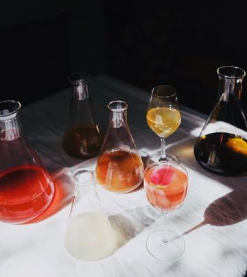 Even geen alcohol, maar wél iets dat leeft?
Het is weer februari, naar jaarlijkse traditie drinken we minder alcohol, maar wat dan wel?  
Onze alcoholvrije dranken of sappen ontstaan ook uit fermentatie: kombucha, kefir en kvass — een oude brooddrank. Ze zijn alcoholvrij, maar rijk aan leven: probiotica, natuurlijke zuren en antioxidanten.  Ze begeleiden onze gerechten, én werken ook dieper door — voor je spijsvertering, je weerstand, je balans.

 We brengen ze op smaak met kruiden en bessen, soms wild geplukt, soms gered uit onze eigen keuken. Wat overblijft, drogen we of leggen we op suiker. Zo krijgt wat anders verloren zou gaan, een nieuw verhaal.

——-

No alcohol for a while — but something that’s alive instead?

It’s February again, and as tradition has it, we’re drinking less alcohol. But what do we choose instead?

Our non-alcoholic drinks and juices are also born from fermentation: kombucha, kefir, and kvass — an ancient bread-based beverage. They’re alcohol-free, yet full of life: probiotics, natural acids, and antioxidants. They accompany our dishes, and work on a deeper level too — supporting your digestion, your immunity, your balance.

We flavor them with herbs and berries, sometimes foraged in the wild, sometimes rescued from our own kitchen. What remains, we dry or preserve in sugar. In this way, what might otherwise be lost is given a new story.

Foto @lorehorre