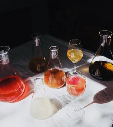 Even geen alcohol, maar wél iets dat leeft?
Het is weer februari, naar jaarlijkse traditie drinken we minder alcohol, maar wat dan wel?  
Onze alcoholvrije dranken of sappen ontstaan ook uit fermentatie: kombucha, kefir en kvass — een oude brooddrank. Ze zijn alcoholvrij, maar rijk aan leven: probiotica, natuurlijke zuren en antioxidanten.  Ze begeleiden onze gerechten, én werken ook dieper door — voor je spijsvertering, je weerstand, je balans.

 We brengen ze op smaak met kruiden en bessen, soms wild geplukt, soms gered uit onze eigen keuken. Wat overblijft, drogen we of leggen we op suiker. Zo krijgt wat anders verloren zou gaan, een nieuw verhaal.

——-

No alcohol for a while — but something that’s alive instead?

It’s February again, and as tradition has it, we’re drinking less alcohol. But what do we choose instead?

Our non-alcoholic drinks and juices are also born from fermentation: kombucha, kefir, and kvass — an ancient bread-based beverage. They’re alcohol-free, yet full of life: probiotics, natural acids, and antioxidants. They accompany our dishes, and work on a deeper level too — supporting your digestion, your immunity, your balance.

We flavor them with herbs and berries, sometimes foraged in the wild, sometimes rescued from our own kitchen. What remains, we dry or preserve in sugar. In this way, what might otherwise be lost is given a new story.

Foto @lorehorre