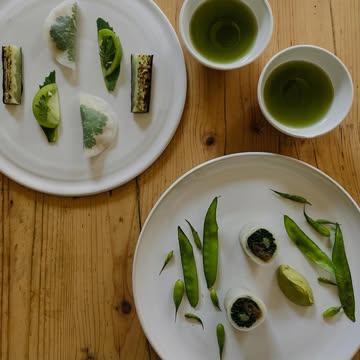 Verfrissende start met een koolrabi gevulde spring roll en verse kruiden, Spitskool kimchy & daslook aïoli.

Koolrabi empanada met citrus & knolselder tartaar. 

Gekoeld komkommer shot, slightly spicy.

Elegant begin, poëtische natuur.