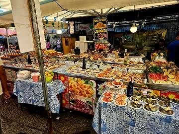 Mercredi 27 mai au Bagú 

SOIRÉE OENOGASTRONOMIE SICILIENNE 

Le temps d’une soirée, nous vous emmenons au cœur de la Sicile à travers un menu dégustation en 5 services, imaginé autour des saveurs emblématiques de l’île et accompagné d’une sélection de vins soigneusement accordés.

🍇 En présence des vignerons
Tenuta dell’abate
Tenuta Ballasanti 

🤝 En collaboration avec Harmoge Vin

MENU SICILE – 5 SERVICES

• Cannolo croustillant, thon rouge cru, ricotta citronnée et câpres de Pantelleria

• Pasta alla Norma 2.0

• Involtini d’espadon à la sicilienne, caponata aigre-douce et jus réduit aux agrumes

• Agneau confit aux herbes, vignarola printanière et jus au Marsala

• Amande de Noto, fraises marinées au poivre noir et granité citron

🍷 Accord mets & vins siciliens inclus
💰 75€ par personne (menu + vins)
🥤 Softs non inclus

Une occasion de découvrir des vins d’exception et d’échanger directement avec les producteurs autour d’une cuisine aux accents méditerranéens.

📩 Réservation conseillée
☎️ 0498486807

 – places limitées #Bistronomie #michelinguide #michelin #Gastronomie #thuin #gaultmillaubelgium #Bistronomie #michelinguide