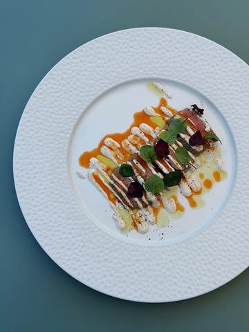 𝗡𝗢𝗨𝗩𝗘𝗟𝗟𝗘 𝗦𝗘𝗠𝗔𝗜𝗡𝗘 𝗔𝗩𝗘𝗖 𝗕𝗔𝗚𝗨̀ 🌿 C’est reparti pour une belle semaine gourmande.On vous accueille dès ce mercredi ! 🍴

📸 𝐓𝐚𝐭𝐚𝐤𝐢 𝐝𝐞 𝐛𝐨𝐞𝐮𝐟, 𝐎𝐬𝐚-𝐈𝐫𝐚𝐭𝐲, 𝐳𝐚𝐚𝐭𝐚𝐫 & 𝐩𝐢𝐦𝐞𝐧𝐭 𝐝’𝐄𝐬𝐩𝐞𝐥𝐞𝐭

Une entrée où les saveurs se répondent avec justesse. Tout en équilibre, pour éveiller les papilles dès les premières bouchées.