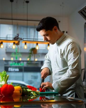 👋 Meet the team – Corentin 🌿🧑‍🍳
Fondateur d’Oxalis – École de cuisine végétale

Chef et pédagogue, je suis animé depuis plus de 10 ans par une même envie : rendre la cuisine végétale gourmande, accessible et enthousiasmante.

Formé aux quatre coins de la France, j’ai construit une cuisine ancrée dans le produit, la saisonnalité, la technique et le plaisir.

Curieux (et très gourmand), j’explore sans cesse de nouvelles façons de sublimer le végétal — pour prouver qu’il peut être sexy, généreux et audacieux, sans compromis.

La transmission est au cœur de mon parcours :
ancien instituteur, je conçois chez Oxalis des cours clairs, progressifs et inclusifs, pensés pour apprendre avec plaisir.

Engagé pour l’environnement depuis 2011, guide nature et intéressé par les plantes sauvages comestibles, j’ai fondé Oxalis à la croisée de la cuisine, de la pédagogie et de l’écologie.

🌱 Chez Oxalis, la cuisine végétale s’adresse à toutes et tous — quel que soit votre niveau ou votre régime alimentaire.

Mon objectif : vous aider à végétaliser vos assiettes avec confiance, créativité et gourmandise.

🧑‍🤝‍🧑 Oxalis, c’est aussi une aventure collective ! 
Luca (@pianta.brussels), à mes côtés depuis près de 3 ans, est un pilier du développement de l’école, aux côtés des autres formateur•rices talentueux et expert•es en cuisine et pâtisserie végétale.

✨ Une équipe passionnée… à découvrir très bientôt.

📸 @monsieurhuman

#cuisinevegetale #plantbasedchef #team #plantbasedcookingschool #ecoledecuisinevegetale