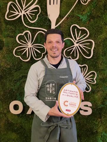🌿Oxalis rejoint le Collège Culinaire de Belgique

Nous sommes fiers d'annoncer qu'Oxalis est la 1ʳᵉ école de cuisine à rejoindre le Collège Culinaire de Belgique. 🏅
Cette reconnaissance célèbre le travail, l’exigence et les valeurs que nous portons chaque jour chez Oxalis.

Ici, la cuisine végétale est artisanale, engagée et pleine de sens :
💚 transmission des savoir-faire
🤝 lien fort avec les producteur·ices
🌱 valorisation des ingrédients de qualité

De la terre à l’assiette, nous partageons une cuisine végétale qui respecte les gens, le vivant et le goût.

Nous sommes fiers de faire partie de cette aventure collective aux côtés de nombreux·ses artisan·es belges.

#collegeculinairedebelgique #artisansmilitantsdelaqualite #ecoledecuisinevegetale