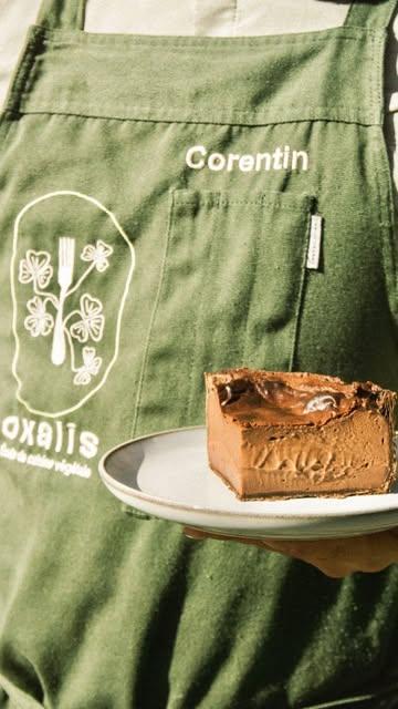 Flan pâtissier au chocolat sans œufs 🐔 🥚 
Oui, ça marche. Et franchement, même mieux 🍫

Avec les substituts d'oeuf @yumgofood, on retrouve ce moelleux signature, cette tenue parfaite, cette texture qui tremble juste ce qu'il faut quand vous posez l'assiette sur la table. Et ce cœur crémeux, dense, profondément chocolaté — celui qui vous fait fermer les yeux à la première bouchée.
Le genre de détail qui fait que personne n'y croit… avant de goûter 😏

La pâtisserie végétale n'a plus rien à prouver. Elle a juste à être servie. C'est ce qu'on vous propose chez @oxaliscuisinevg ☘️ 

🌱 Recette à retrouver sur notre site internet [lien en bio] 

#flanpatissier #patisserievegale #cuisinevegetale #yumgo