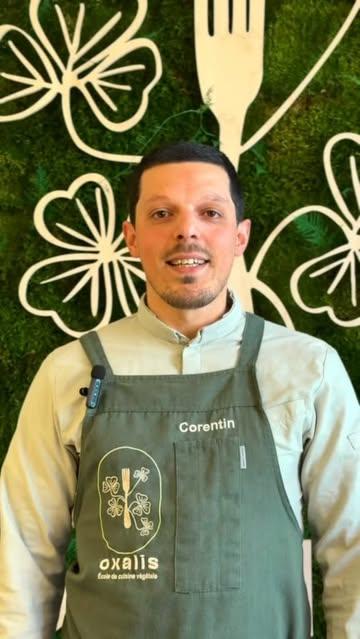 Et voici le premier entrepreneur sélectionné pour le prix du Jeune Entrepreneur Inspirant 🔥

Découvrez aujourd’hui l’univers de Corentin Crutzen, fondateur de l’ASBL @oxaliscuisinevg la première école de cuisine 100 % végétale de Belgique, basée à Bruxelles.
Ouverte en septembre 2025, Oxalis a déjà formé plus de 800 personnes, généré plus de 100 000 € de chiffre d’affaires et obtenu une note de 4,9/5 sur Google. Le projet a également rejoint le Collège Culinaire de Belgique et bénéficie du parrainage du chef étoilé René Mathieu.

Mais derrière ces chiffres se cache surtout un parcours inspirant.
Comédien de formation, Corentin tombe ensuite amoureux de la cuisine végétale et travaille durant 8 ans dans la restauration avant de devenir instituteur primaire. Avec Oxalis, il réunit aujourd’hui ses deux passions : la cuisine et la transmission.

Une vision forte, humaine et engagée : transmettre une autre manière de cuisiner et de consommer.

👏 Bravo à Corentin pour cette magnifique aventure entrepreneuriale !

⚠️ Afin de garantir l’équité entre chaque participant, les résultats seront analysés 10 jours après chaque publication, sur base de l’engagement global récolté sur l’ensemble de nos réseaux sociaux.