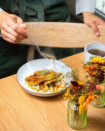 Le végétal n'est plus une option dans l'horeca.
C'est une attente. Les chiffres le prouvent.

→ 83 % des Belges mangent déjà végétarien chaque semaine — sans même se définir comme flexitariens (88 % à Bruxelles). Seuls 17 % consomment encore de la viande tous les jours. Votre carte parle à qui ?

→ C’est rentable. Les assiettes végétales coûtent structurellement moins cher que celles contenant des protéines animales. Bien travaillées, elles se vendent au même prix, parfois même plus. La marge suit.

→ 4 omnivores sur 10 veulent réduire leur consommation de viande. Une offre végétale soignée, c'est un signal fort sur votre positionnement, sans avoir besoin de discours.

→ 44 % des Belges manquent de compétences en cuisine végétale. Ce chiffre vaut aussi pour beaucoup de cuisinier·es. Le végétal mal maîtrisé est fade. Techniquement maîtrisé, il est gourmand et attrayant. C'est une question de formation.

Chez Oxalis, on accompagne les pros de l'horeca dans cette transition — formations courtes, menus co-construits, regard technique sur votre carte.

N’hésitez pas à jeter un oeil sur nos offres de formations sur mesure.

Source : Baromètre iVOX × @proveg.belgique × Groupe Bel, 2 000 Belges, jan.–fév. 2026.

#horeca #cuisinevegetale #chefpro #restauration #foodservice