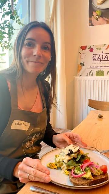👀 Un brunch 100 % végétal, ça donne quoi ?

Des gaufres salées, du tofu brouillé aux champignons, un avocado toast avec pickles d’oignons rouges, des pancakes, un smoothie bowl… et même du bacon végétal.

J’ai découvert tout ça lors d’un atelier chez @oxaliscuisinevg, en Belgique, avec Corentin.

Ce que j’ai aimé, c’est de voir qu’un brunch végétal peut rester exactement ce qu’on attend d’un brunch : généreux, coloré, réconfortant, et surtout très gourmand 🤤

Merci à Corentin pour ce beau moment, et à @oxaliscuisinevg pour cette découverte 😍

Et toi tu es plutôt brunch sucré, salé… ou les deux ?

@bestveggietables @oxaliscuisinevg @cocotzen 

-———

👉 bestveggietables.com pour découvrir tous mes coups de cœur 🌱

Best Veggie Tables
💚 Bien manger, ça se partage.

#bestveggietables #bvt #brunchvegetal #ateliercuisinevégétale #belgiquefood