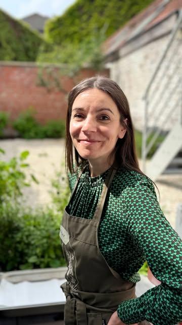 🍔 Qui a dit que la street food avait besoin de viande pour être gourmande ?

Retour à @oxaliscuisinevg pour un deuxième cours de cuisine placé sous le signe de la gourmandise et de la convivialité.

Au programme : smash burgers aux haricots noirs, wings de chou-fleur laqués, sauces gourmandes et cookies au cœur fondant.

Au-delà des recettes, je retiens surtout un beau moment de partage, de transmission et de découverte autour d’une cuisine végétale accessible et pleine de saveurs.

Un grand merci à Lucas et à toute l’équipe @oxaliscuisinevg pour l’accueil, les conseils et la bonne humeur tout au long de la soirée. 🌱

-———

👉 bestveggietables.com pour découvrir tous mes coups de cœur 🌱

Best Veggie Tables
💚 Bien manger, ça se partage

#EcoleVegetale #StreetFoodVegetale #bestveggietables #courscuisinevegetale #oxalisecoledecuisine