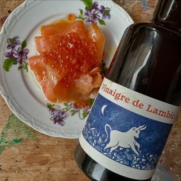 La truite bruxelloise de chez @bighfarming , fumée par @fernand_obb. Le tout surmonté d’œufs de truite marinés quelques minutes au vinaigre de lambic.  Les œufs, salins et acidulés, croquent sous la dent et se marient très bien avec la texture grasse et fumée du poisson. Merci à @theophilechezsimone pour le coup de main. 🔥🐟