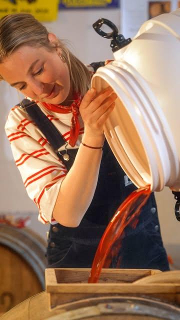 La production artisanale du vinaigre a presque disparu d’Europe. 

Au cœur de Bruxelles, je fabrique des vinaigres artisanaux selon des méthodes lentes et ancestrales : fermentation naturelle en fûts, élevage en dame-jeanne, temps long.

Le vinaigre a longtemps fait partie du patrimoine gastronomique européen,  jusqu’à ce que le XXe siècle efface presque entièrement ce savoir-faire… et avec lui, le vrai goût du vinaigre.

C’est ce patrimoine oublié que j’essaie de faire revivre avec la Vinaigrerie Sainte Odile.

Vidéo @kontnt.be 

#vinaigreartisanal #artisanalvinegar #visitbrussels #wildfermentation #culinaryheritage