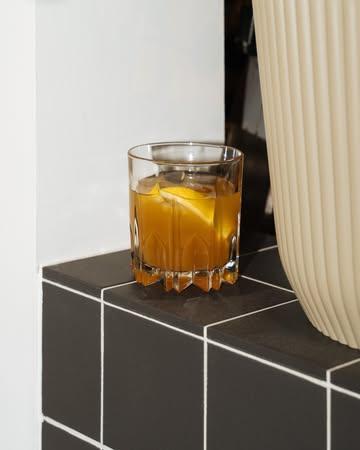 Om traag van te nippen en lang van te genieten: onze 𝗮𝗺𝗮𝗿𝗲𝘁𝘁𝗼 𝘀𝗶𝗱𝗲𝗰𝗮𝗿. Een bitterzoete afsluiter met karakter. Stevig genoeg om je week zacht te laten landen. ;-)

Ⓙ In je glas? Amaretto, citroen, triple sec.