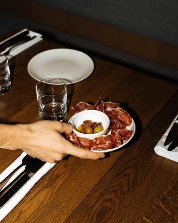 Een glas in je hand, een 𝗵𝗮𝗽𝗷𝗲 op tafel: coppa & olijven voor een perfecte start van je avond.

➪ Zo doen we dat bij Jacobin. ;-)