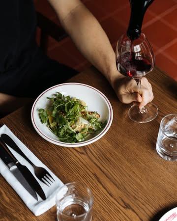 We geloven niet in toevallige pairings. Wel in smaken die elkaar optillen. Want een goed gerecht met het juiste glas erbij, da's onvergetelijk. 🍷

Ⓙ Op je bord? Knolselder, prei, groene kruiden.