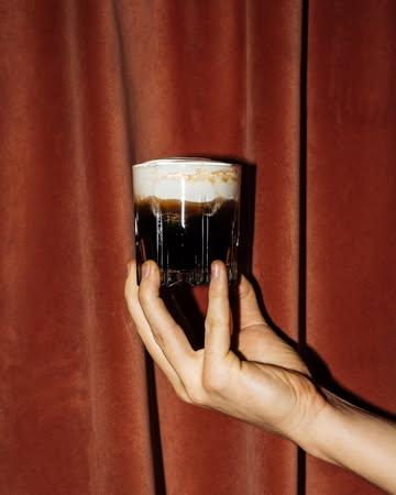 Voor wie geen dessertmens is, maar stiekem toch een beetje wel. ;-) 

Ⓙ In je glas? 𝗪𝗵𝗶𝘁𝗲 𝗥𝘂𝘀𝘀𝗶𝗮𝗻. Vodka, koffielikeur en een wolkje room.