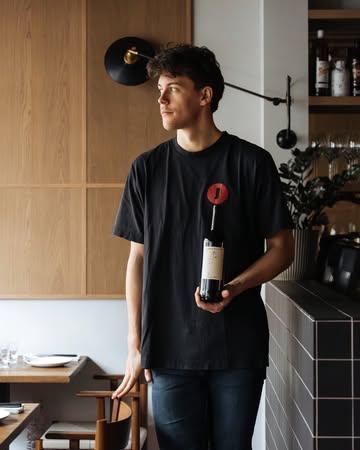 Finn weet wat werkt aan tafel: goeie wijn, goeie sfeer en een beetje schwung in het glas. Deze fles brengt het allemaal samen.

Ⓙ In je glas? Lichtvoetig rood met veel persoonlijkheid en een zachte afdronk.