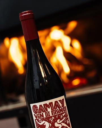 Een wijn die zich thuis voelt naast onze oven én op jouw tafel. Deze 𝗚𝗮𝗺𝗮𝘆 eindigt altijd als één der favorieten. Kom langs om te ontdekken waarom. ;-)

Ⓙ In je glas? Rode bes, kers, kruiden en een flinke portie karakter.

Wijnen? We zijn er vanaf morgen! ➪ Predikherenstraat 13, Brugge