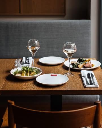 Een tafel bij Jacobin? Daar schuif je niet gewoon aan. Daar blijf je plakken.

Ⓙ Reserveren? Kan. Spontaan binnenwaaien? Nog beter.

#jacobin #jacobinbrugge #foodies #foodofinstagram #restaurant #sharingconcept #cityrestaurant #bruges #belgium #foodofinstagram #tabletalk #michelin #gastronomylife #visitbruges #eatinbruges #discoverbruges #foodhotspot #dinner #flavouritebruges #lunch #friendswhodine #goodfood #foodstagram #foodspot #foodlovers #foodsharing #igfoodie #sharingiscaring
