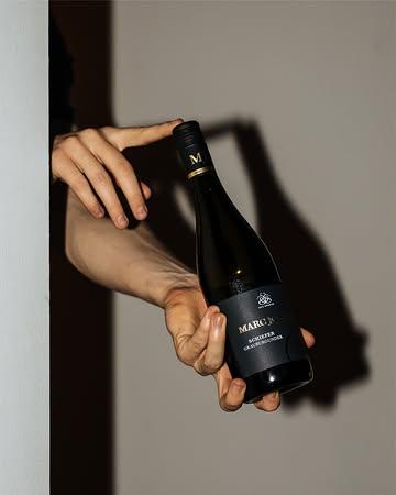 𝗠𝗮𝗿𝗰 𝗝𝗼𝘀𝘁𝗲𝗻 𝗴𝗿𝗮𝘂𝗯𝘂𝗿𝗴𝘂𝗻𝗱𝗲𝗿 𝗦𝗰𝗵𝗶𝗲𝗳𝗲𝗿: zo eentje die sneller leeg is dan gepland. Je weet wel waarom. ;-) 

Ⓙ In je glas? Rijpe appel, citrus & een strakke mineraliteit.