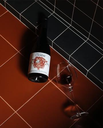 𝗣𝗼𝗿𝗾𝘂𝗲 𝗣𝗼𝗿𝗰𝘂𝘀, dat is Zuid-Frankrijk in een glas. Fris, sappig en gemaakt om niet te lang stil te staan op tafel. 

Ⓙ In je glas? Aardbei, framboos & een lichte pepertoets.