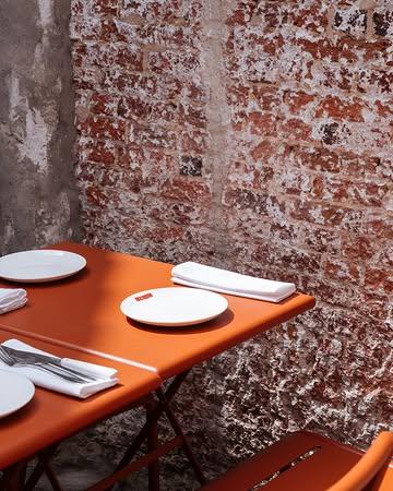 Zon op tafel, glaasje erbij & we zijn vertrokken. Een bordje om te delen maakt het af. Dit weer vraagt gewoon om 𝗯𝘂𝗶𝘁𝗲𝗻 te zitten.

➪ Welkom van DI tot ZA.