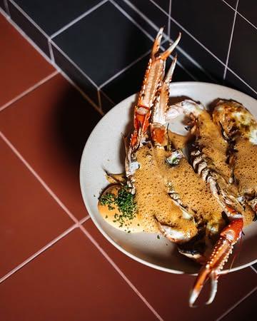𝗦𝗵𝗮𝗿𝗶𝗻𝗴 concept... tot deze op tafel komen. ;-) 

Ⓙ Op je bord? Langoustine in de houtoven, sauce américaine

Benieuwd? ➪ Predikherenstraat 13, Brugge