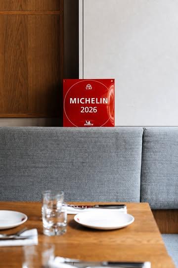 We werden opnieuw bekroond met een Bib Gourmand in de MICHELIN Gids 2026! Merci aan het team voor het harde werk, de gezellige services & alles daartussen. ❤️ @finnbollaert @wout.stevens @aukje.crombez @louise.bollaert @charlottemeulemans

@michelinguide