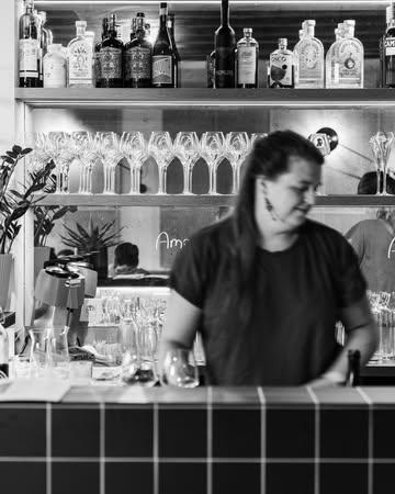 Aan onze bar zit je goed & blijf je meestal nog even hangen. ;-)

... Zin in een goed glas? ➪ Visit 𝐉acobin.