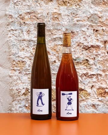 𝗣𝗲́𝗽𝗶𝗻. Lichte natuurwijnen met evenveel karakter als hun etiket. ;-) 

Ⓙ In je glas? 
𝗪𝗶𝘁 ➪ citrus, groene appel, mineraliteit & frisse zuren.
𝗥𝗼𝘀𝗲́ ➪ rood fruit, wilde aardbei & een droge, sappige afdronk.