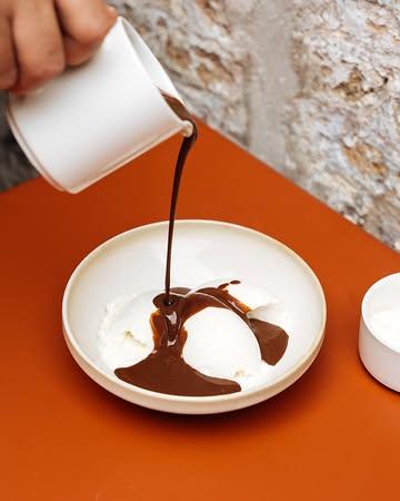 Deze klassieker is eindelijk terug van weggeweest! Onze 𝗗𝗮𝗺𝗲 𝗕𝗹𝗮𝗻𝗰𝗵𝗲. 🍨

Ⓙ Op je bord? Zelfgedraaid vanille-ijs, warme chocoladesaus, slagroom.