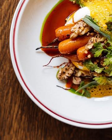 Goed veel kleur op 't bord, dat zien we graag. 🌞 

Ⓙ Op je bord? Ricotta, gegrilde wortel, dragon, walnoot.