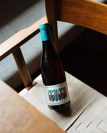 Langste dag van het jaar, dus trekken we iets open dat daar perfect bij past. ☀️ 𝗔𝗺𝗶𝗮𝗺𝗶 𝗩𝗶𝗰𝗲 brengt veel fraîcheur & sappig fruit. Ideaaaaal voor een avond op ons terras! 

Ⓙ In je glas? Kersen, aardbei & een frisse, lichte afdronk.

@ami.wine