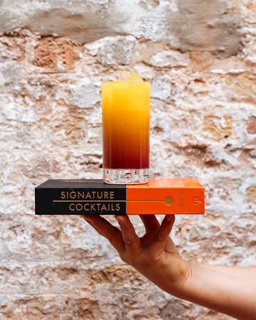 Deze 𝗧𝗲𝗾𝘂𝗶𝗹𝗮 𝗦𝘂𝗻𝗿𝗶𝘀𝗲 is gewoon vakantie in eigen land. ☀️ 

Ⓙ In je glas? Tequila, gin, grenadine, sinaasappelsap.