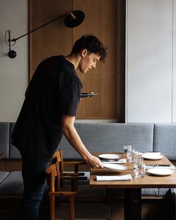 Een goeie 𝘇𝗮𝗮𝗹𝘃𝗲𝗿𝗮𝗻𝘁𝘄𝗼𝗼𝗿𝗱𝗲𝗹𝗶𝗷𝗸𝗲? Die zie je eigenlijk bijna niet. Die zorgt dat alles draait, houdt het overzicht en weet perfect wanneer er moet worden bijgestuurd.

Herkenbaar? Dan hebben we een plek voor je vrij! Stuur je motivatie naar info@jacobin-brugge.be of wandel gerust binnen.